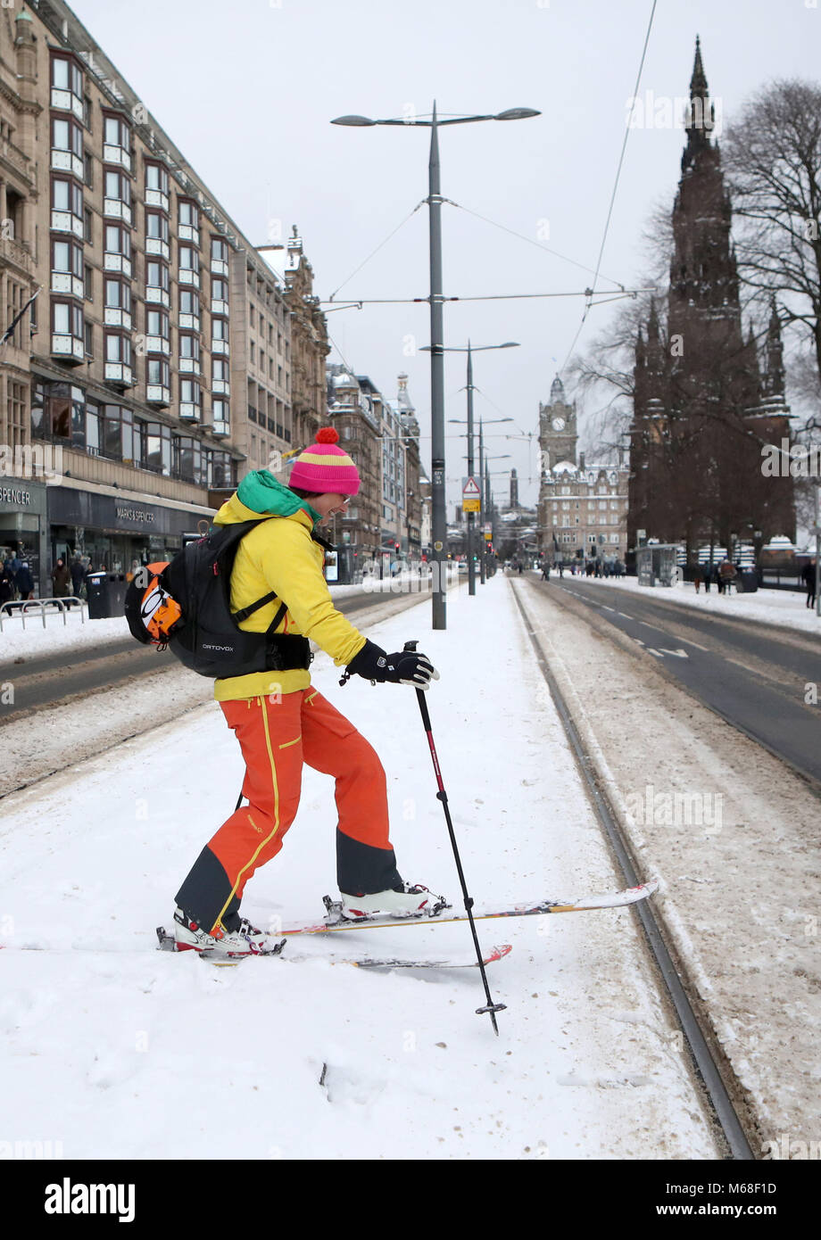 Andrea 79 Ski alpin le long de Princes Street d'Édimbourg, que storm Emma, roulant en provenance de l'Atlantique, semble prêt à affronter la bête de l'est fait froid la Russie - de l'air généralisée à l'origine de nouvelles chutes de neige et températures amer. Banque D'Images