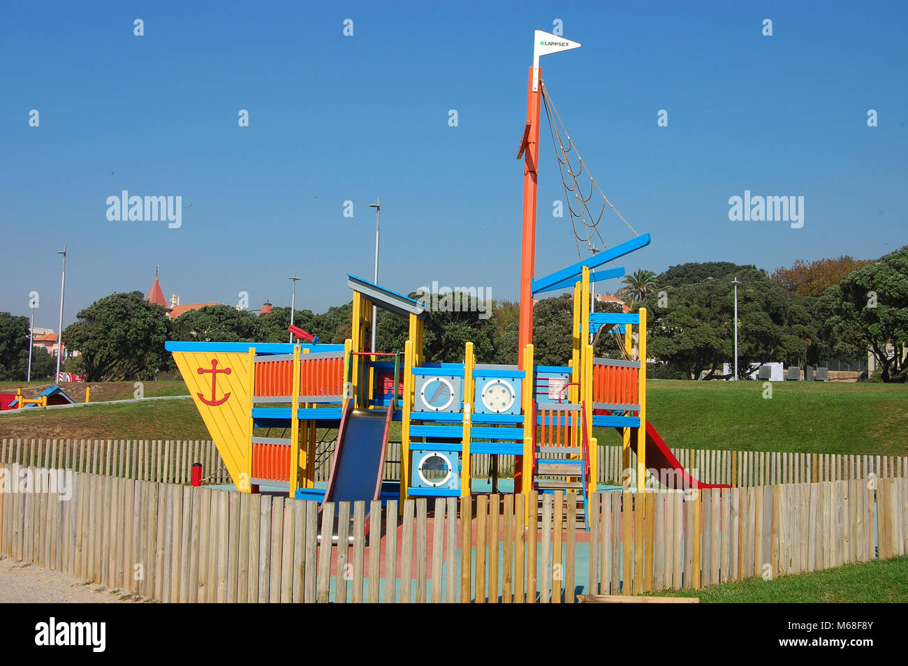 Aire de jeux avec des toboggans en forme de bateau dans la région de
