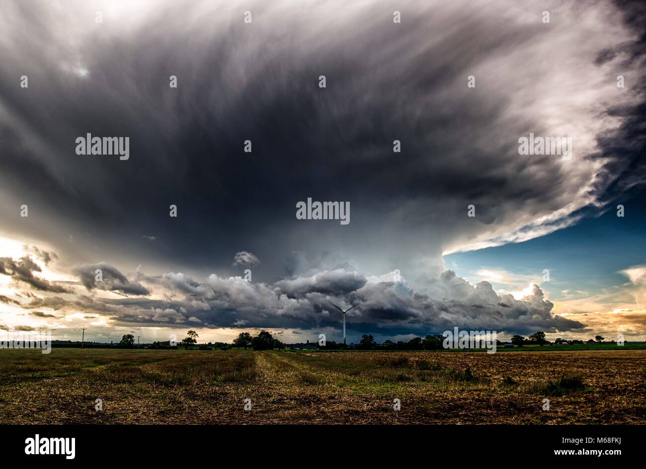 L'approche d'un orage au dessus du champs avec des nuages cumulus nimbus Banque D'Images