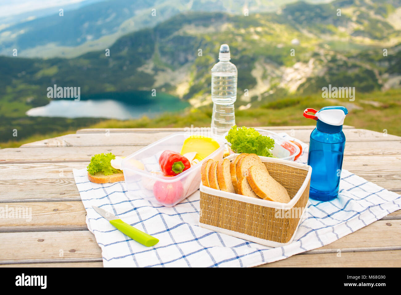 Pique-nique dans les montagnes Banque D'Images