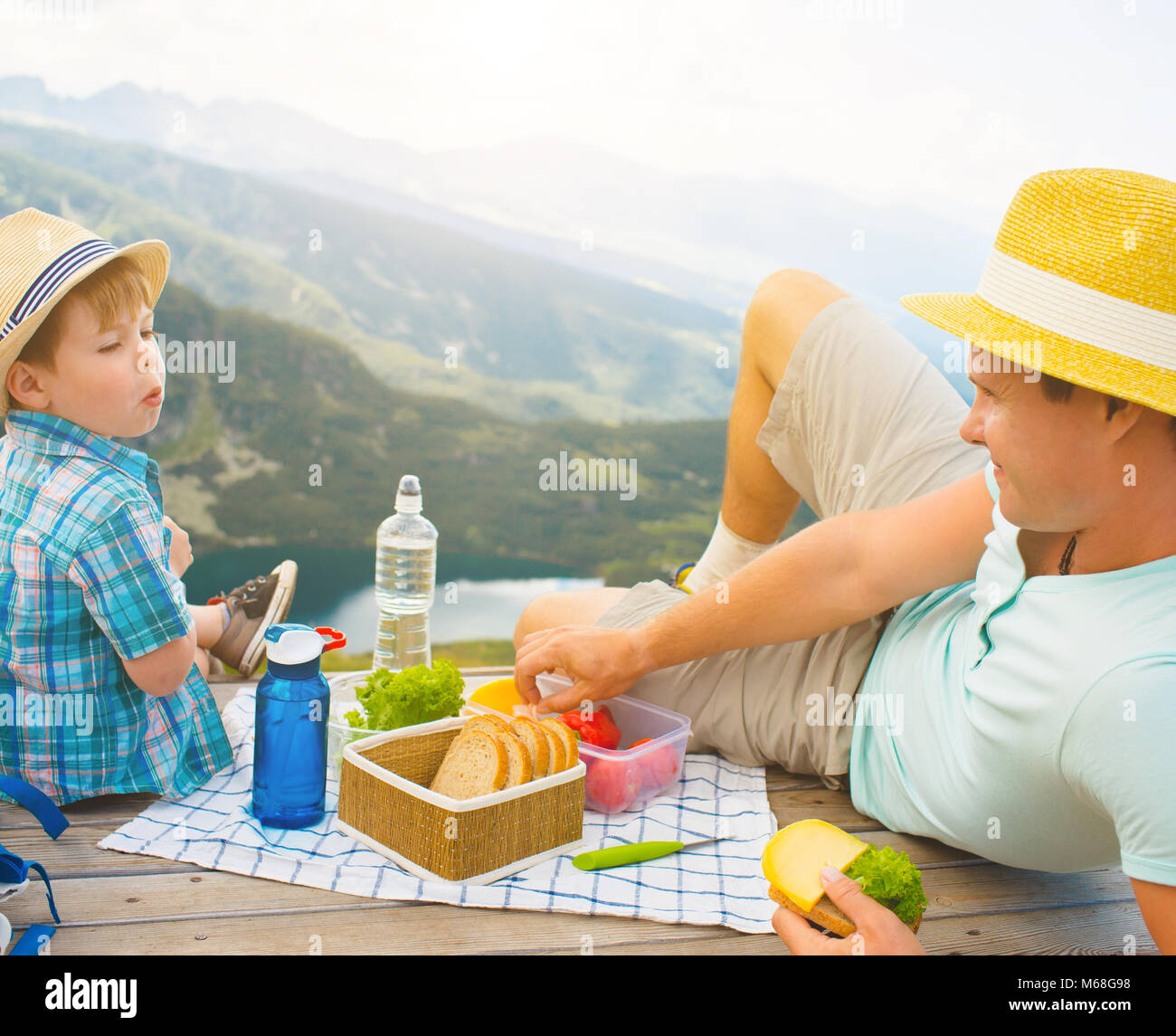 Famille sur un pique-nique dans les montagnes Banque D'Images