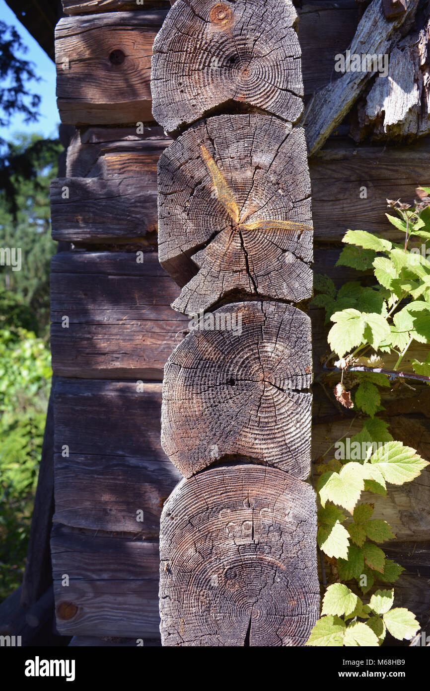 Grange en bois rond historique corner dans village, détail d'architecture Banque D'Images