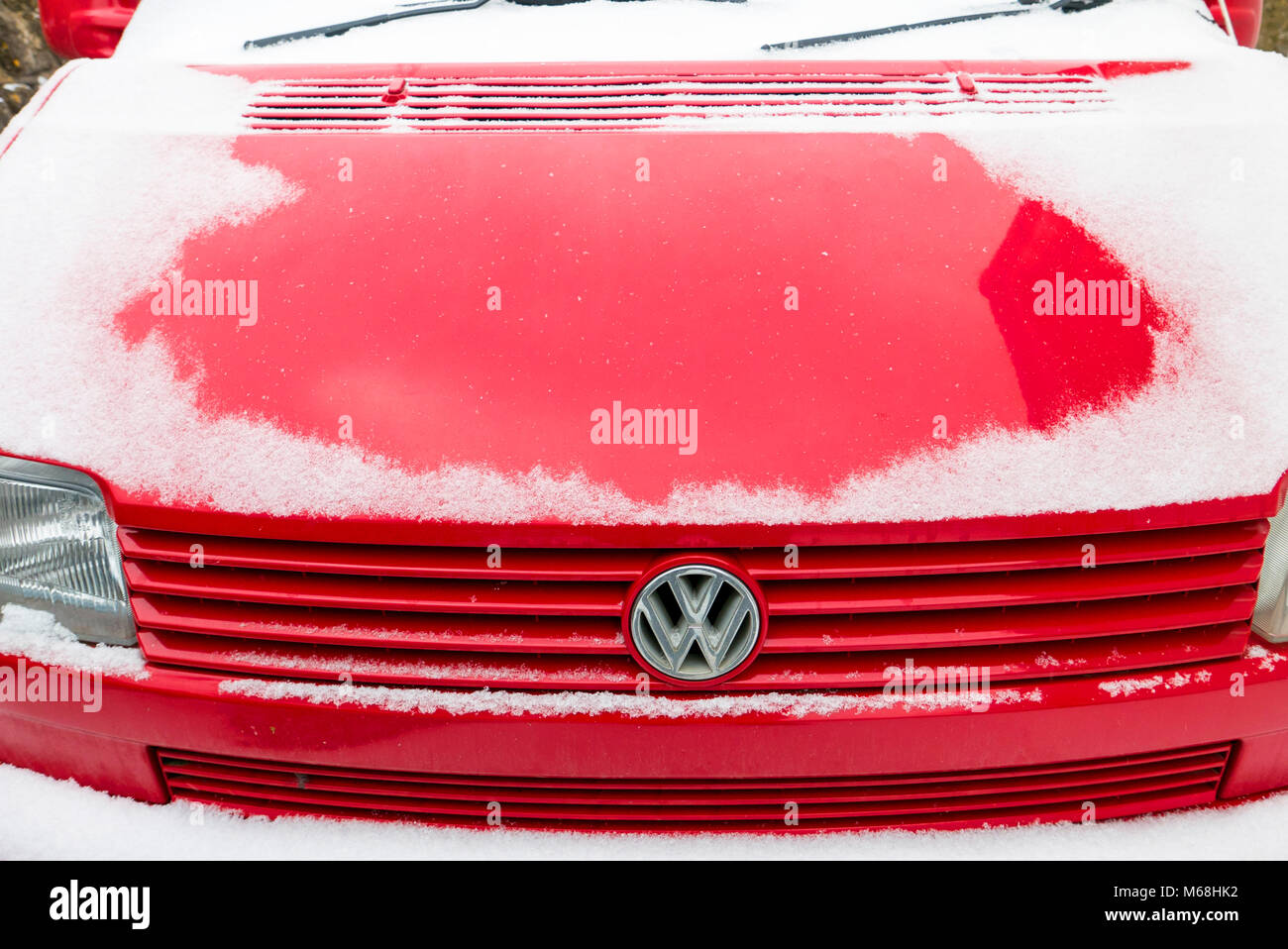 Volkswagen T4 Campervan garé au bord de la route et couverts dans un tourbillon de neige au 1er mars 2018 Banque D'Images