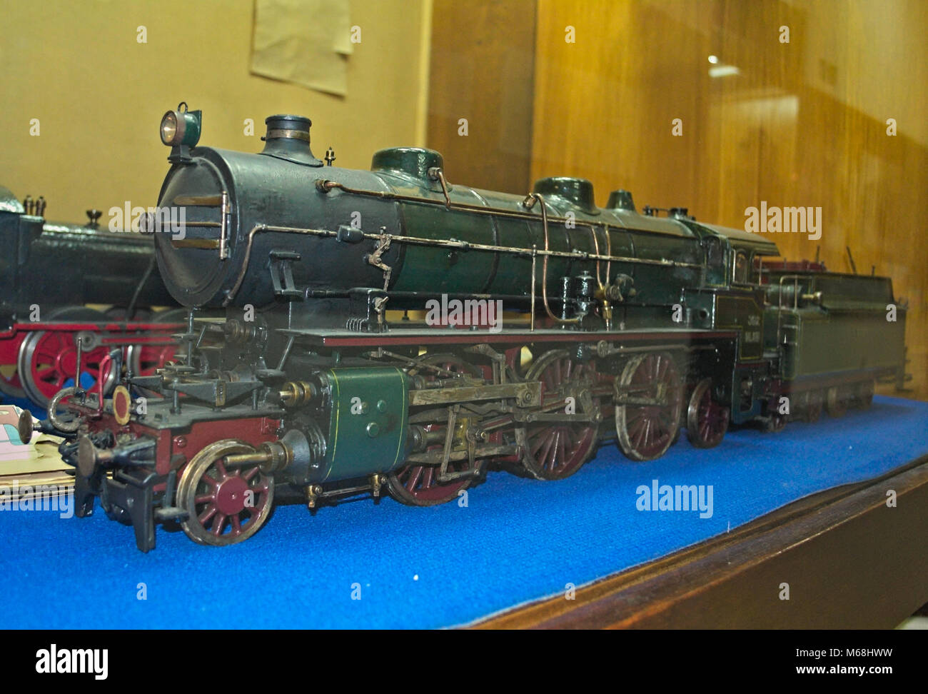 Locomotive à vapeur ancienne vue de côté rétro croquis dessinés à la