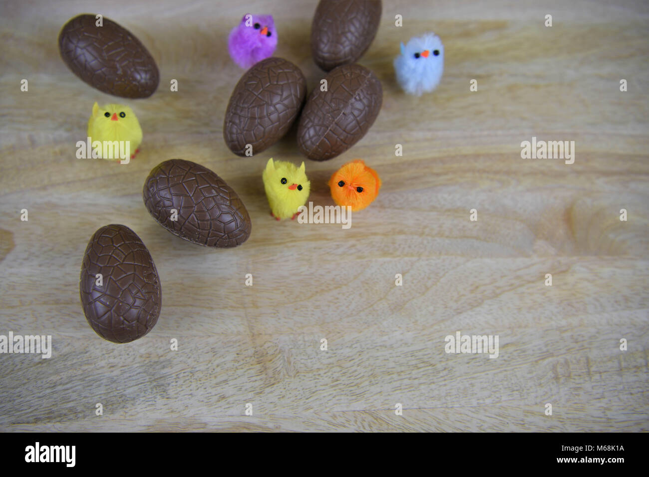 Chocolat de pâques oeufs de pâques avec des décorations de poussins et de l'espace Banque D'Images