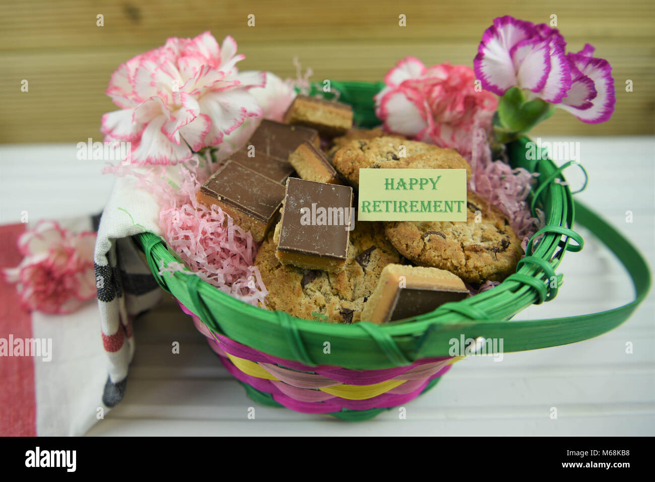 Beau cadeau alimentaire de cookies faits maison et des fleurs fraîches avec des mots heureuse retraite Banque D'Images