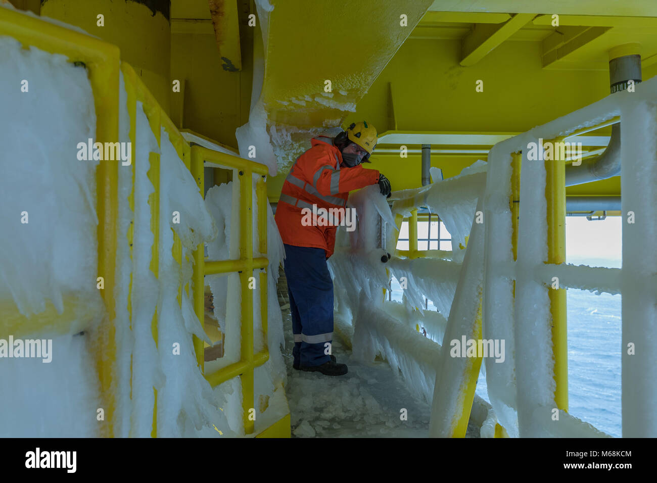 Plate-forme pétrolière en mer du Nord dans des conditions hivernales, travailleur Banque D'Images