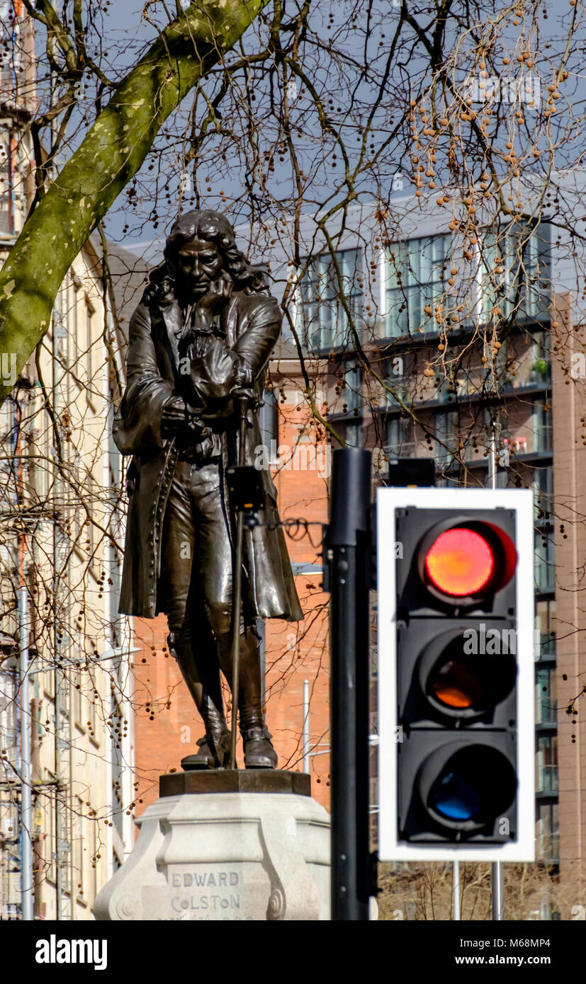 Statue de la figure controversée Edward Colston, marchand, négociant andslave bienfaiteur. Le centre-ville de Bristol England UK Banque D'Images