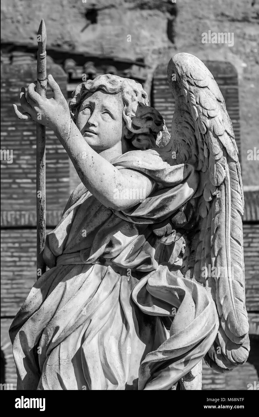 Détail de la statue de l'Ange avec la lance sur le pont Saint-ange à Rome Banque D'Images