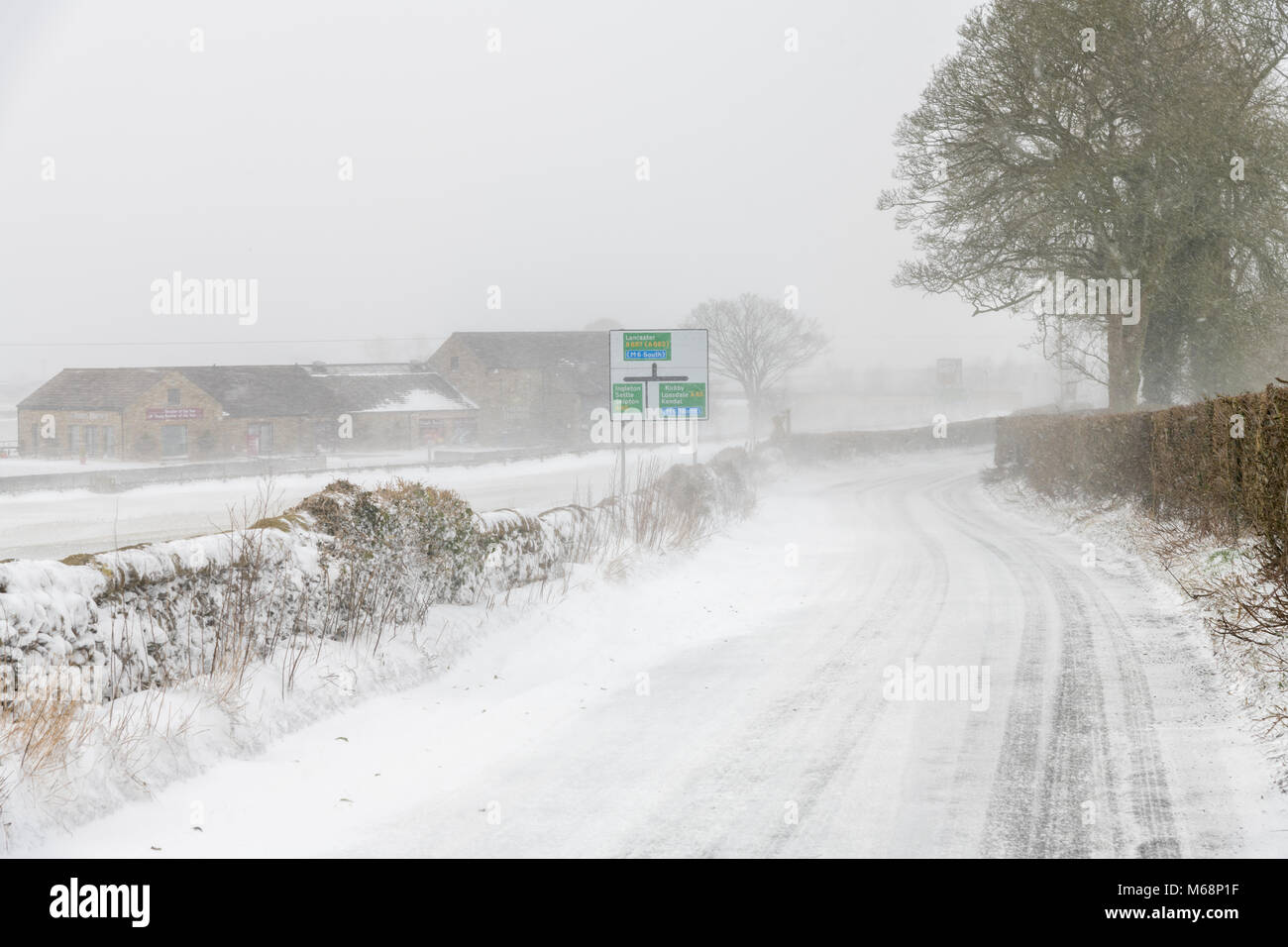 'La Bête de l'Est' hits Ingleton dans le North Yorkshire, UK pour certains de neige Mars Banque D'Images