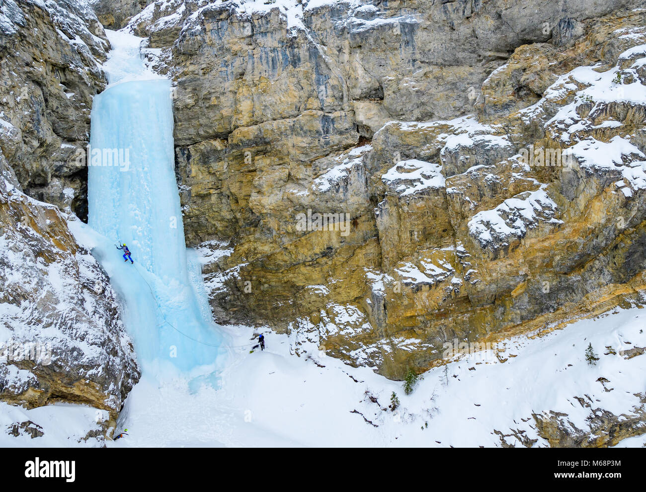 Andrew Stone et Shane Nelson Professeur d'escalade Falls WI4 nominale dans le parc national de Banff Banque D'Images