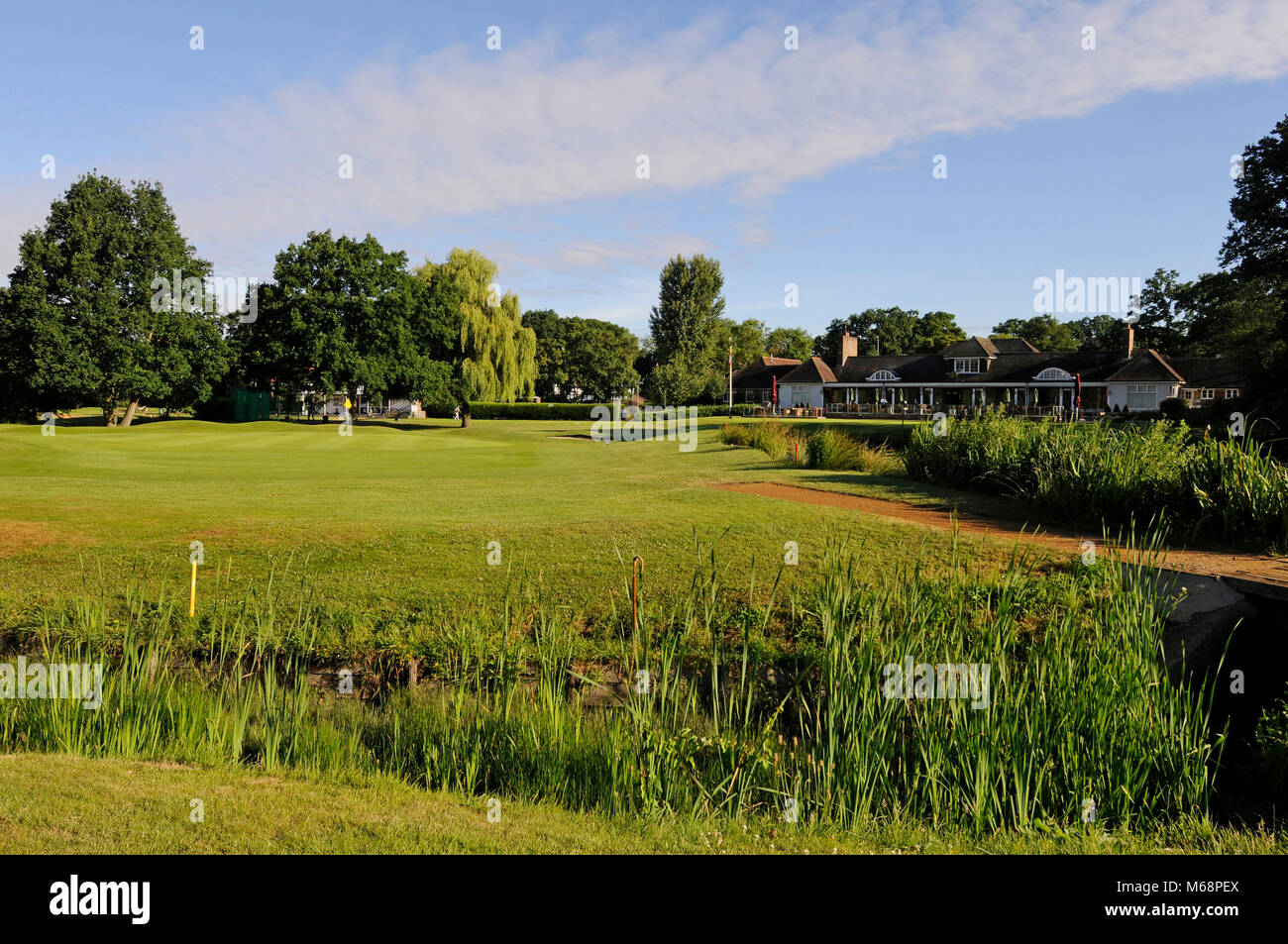 Vue depuis le 18e Tee plus de flux à la verte avec un pavillon en arrière-plan, Langley Park Golf Club, Beckenham, Kent, Angleterre Banque D'Images