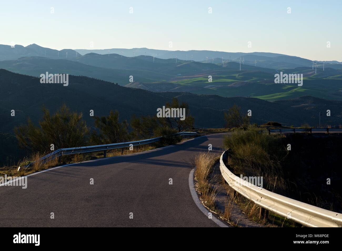 Paysage de montagne et de route près d'Ardales, Makaga province, Espagne Banque D'Images