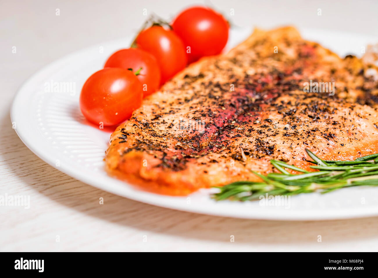 Filet de poisson grillé avec légumes fermer Banque D'Images