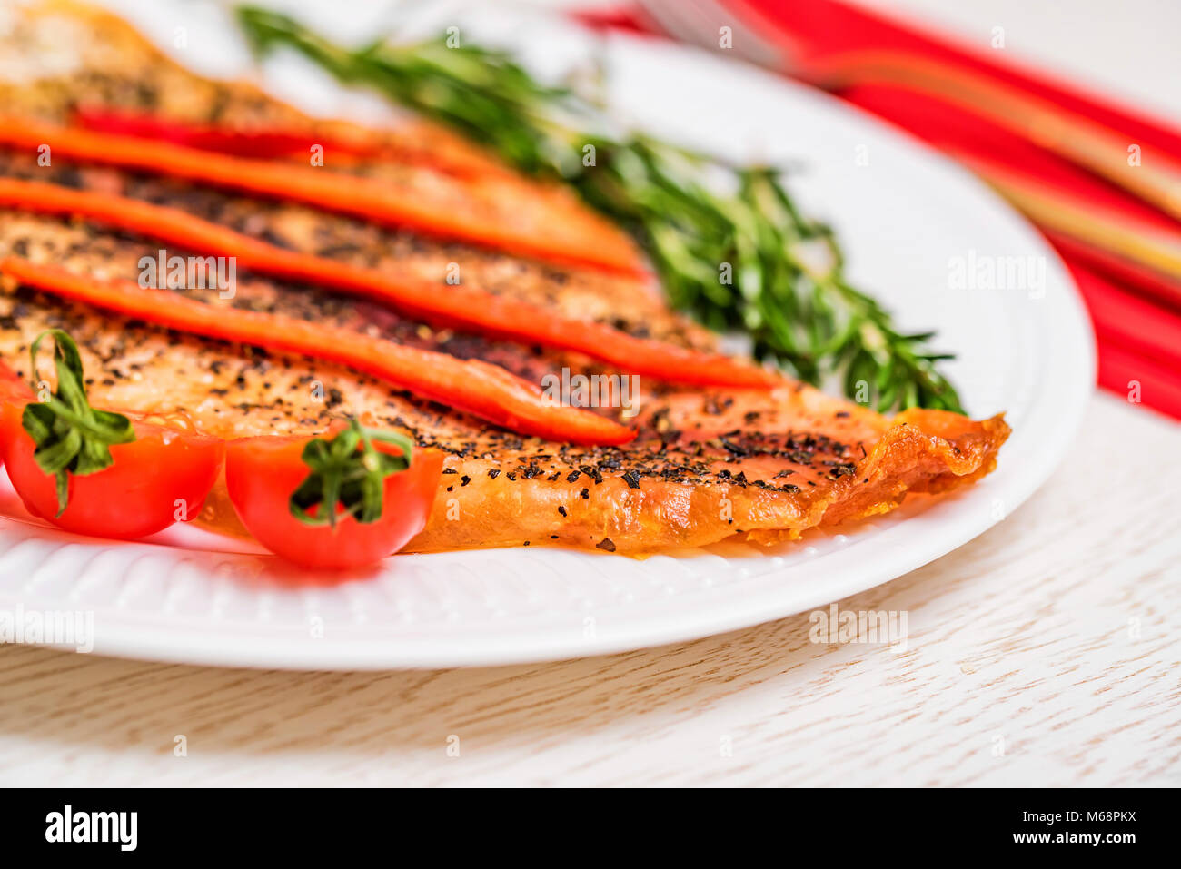 Filet de poisson grillé avec légumes fermer Banque D'Images