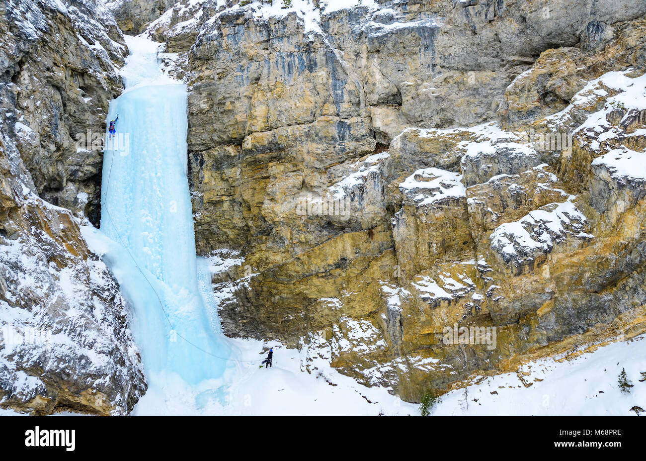 Andrew Stone et Shane Nelson Professeur d'escalade Falls WI4 nominale dans le parc national de Banff Banque D'Images