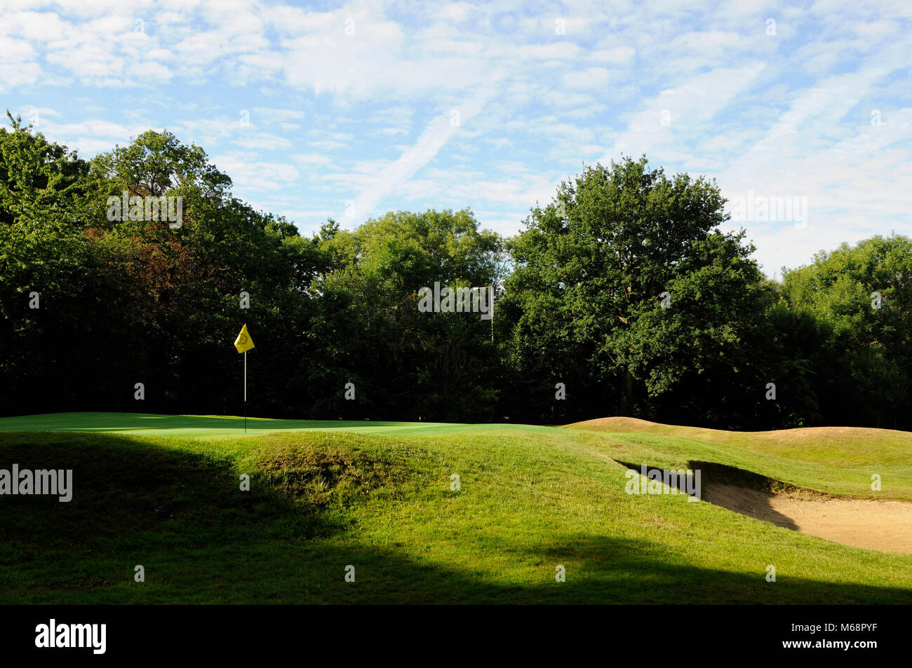 Vue vers le haut de la pente au 10e vert avec ombres, Langley Park Golf Club, Beckenham, Kent, Angleterre Banque D'Images