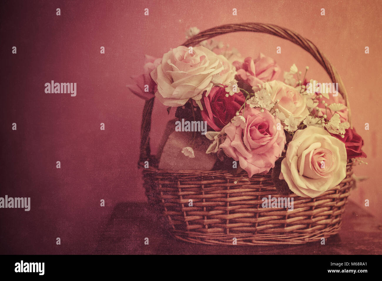 Amour fleur rose dans le panier vintage rétro avec incrustation de texture grain sale pour l'arrière plan. Banque D'Images