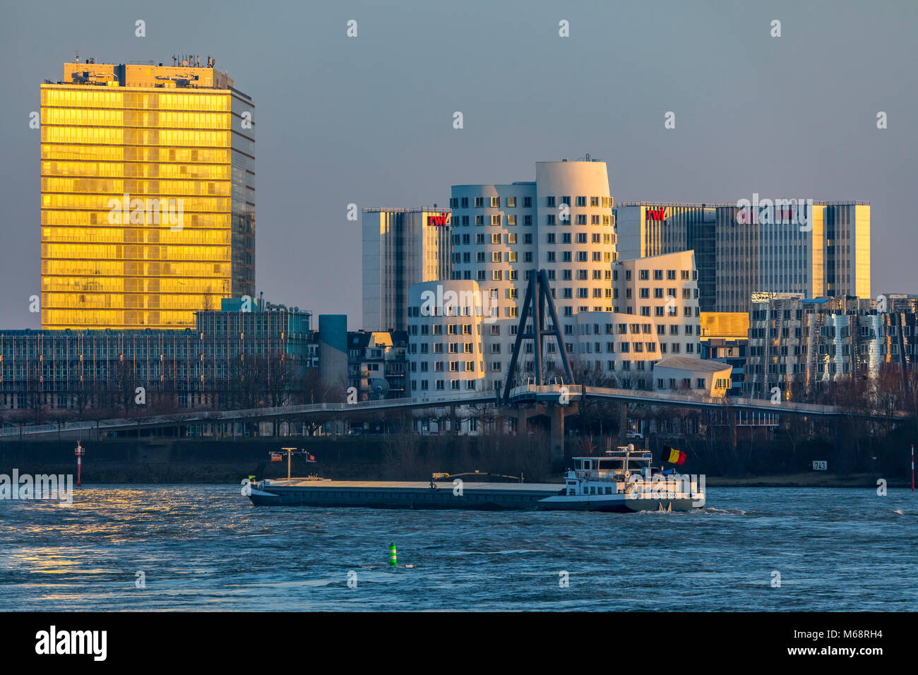 Düsseldorf, Allemagne, les bâtiments Gehry, Neuer Zollhof, dans le district de port Medienhafen, médias, derrière le complexe de bâtiments, RWI4 Bâtiment Stadttor Banque D'Images