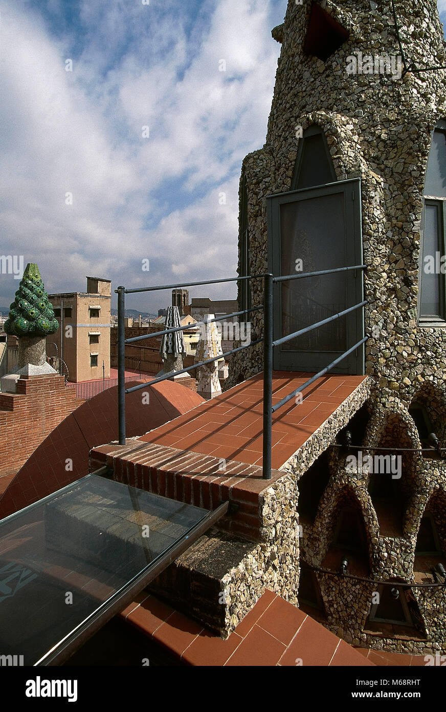 Barcelone, Catalogne, Espagne. Palau Guell, 1886-1890. Conçu par Antonio Gaudi. Terrasse sur le toit. Le Modernisme Catalan. Banque D'Images