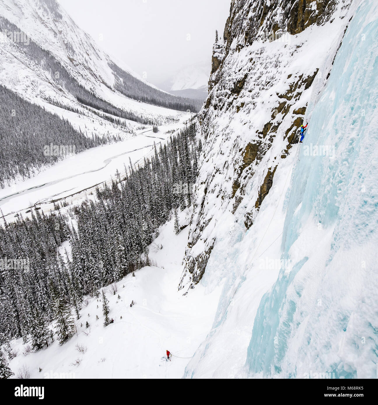 Les glaciéristes sur la Paroi en pleurs inférieur WI4-5 sur la promenade des Glaciers Banque D'Images