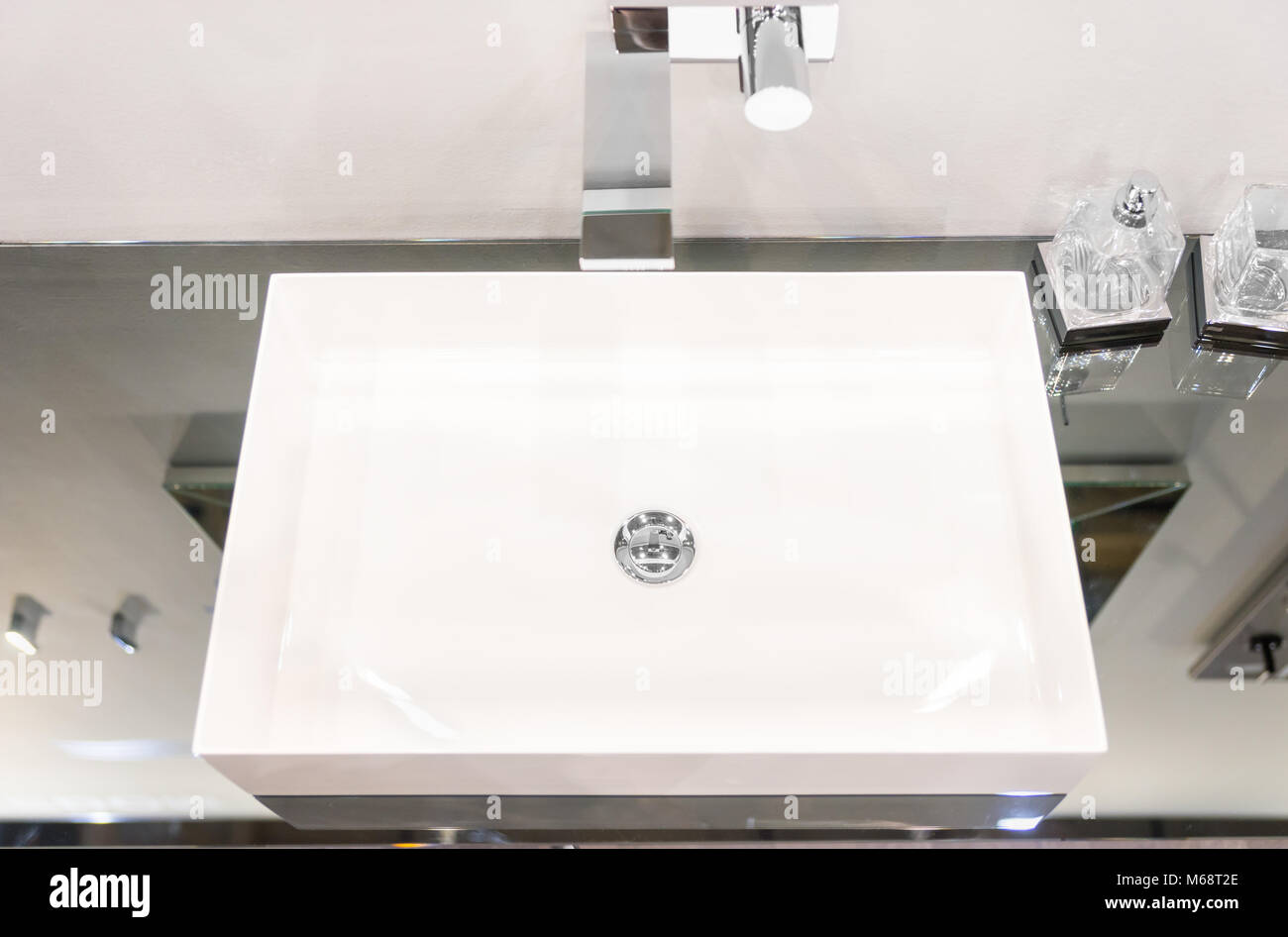 Lavabo carré moderne monté dans une surface de miroir. Concept de l'intérieur d'accueil Banque D'Images