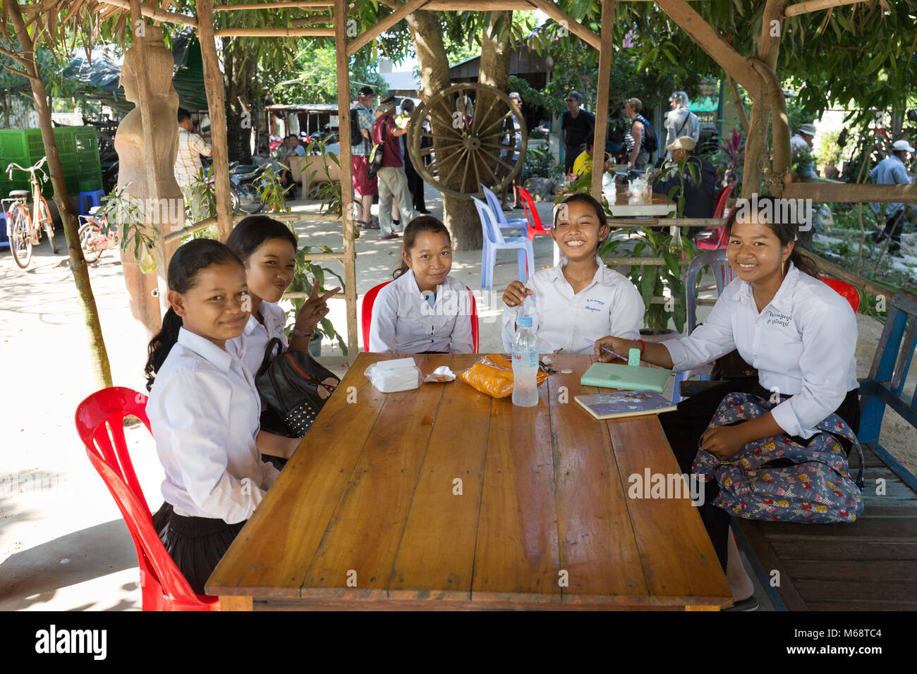 Cambodge - les enfants en uniforme d'écolières adolescentes âgées de 13 à 14 ans, le Cambodge, l'Asie Banque D'Images