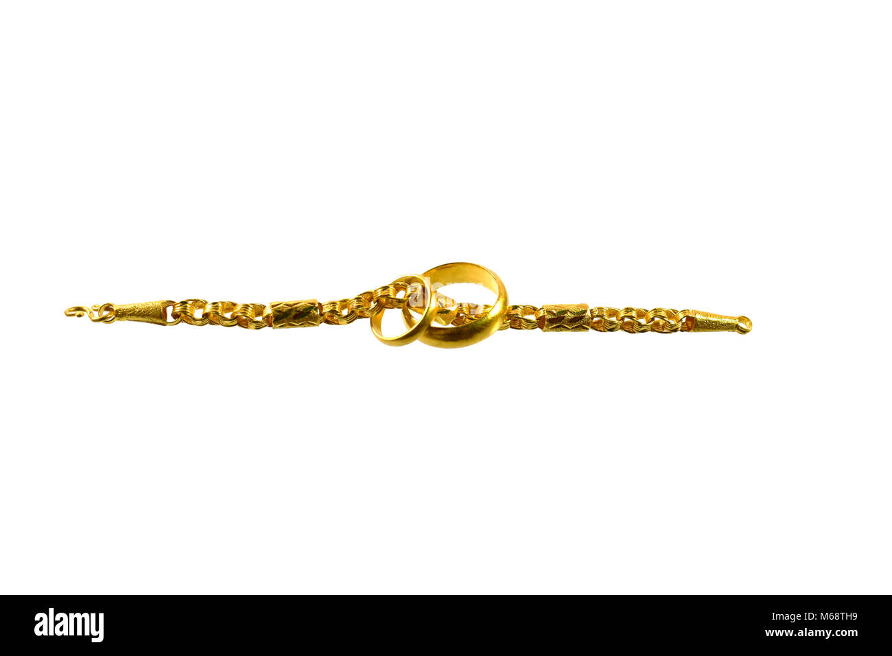 Ensemble anneau isolé sur fond blanc. C'est symbole de mariage et l'amour 24. Cadeau de Noël d'or ou d'anniversaire de votre concept. Banque D'Images