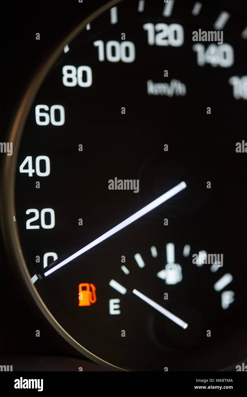Close-up de location de compteur de vitesse. Réservoir de carburant vide éclairé l'icône du tableau de bord Banque D'Images