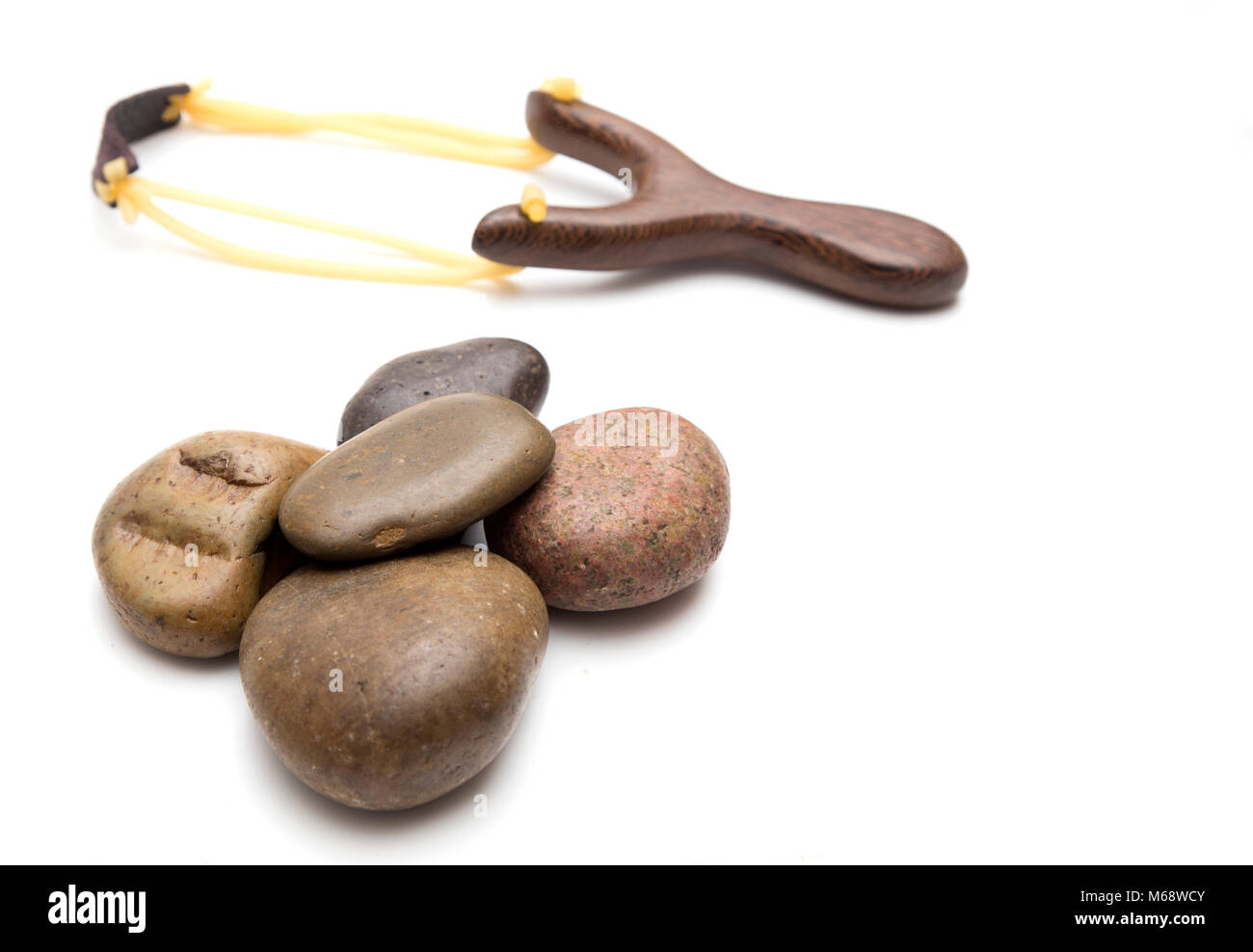 Représentant la lutte entre lance-pierres David et Goliath sur un fond blanc Banque D'Images