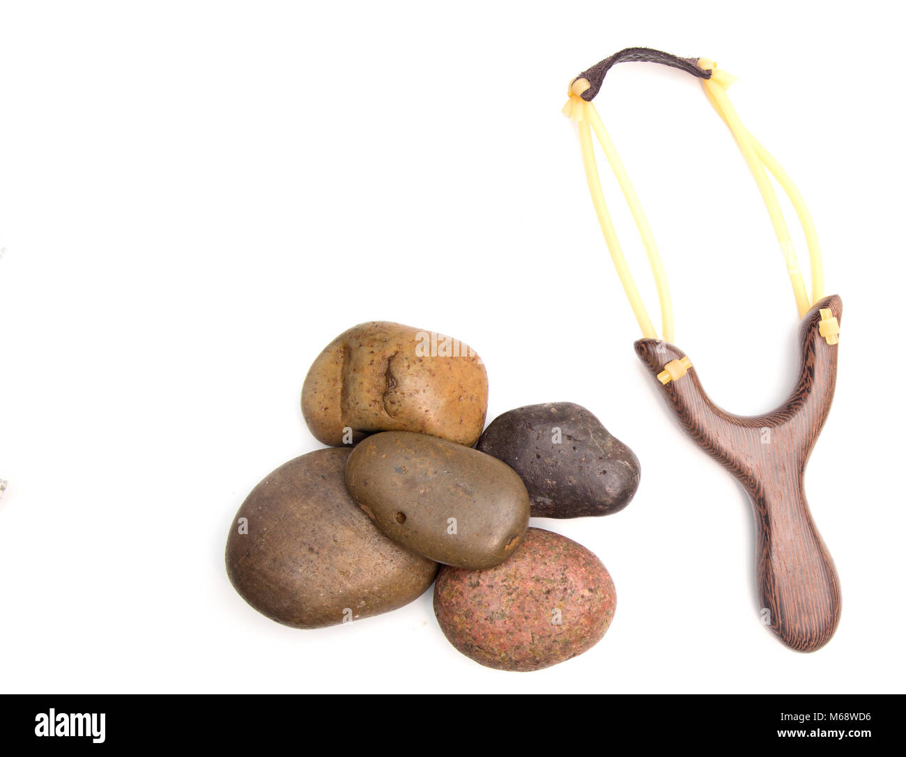 Représentant la lutte entre lance-pierres David et Goliath sur un fond blanc Banque D'Images