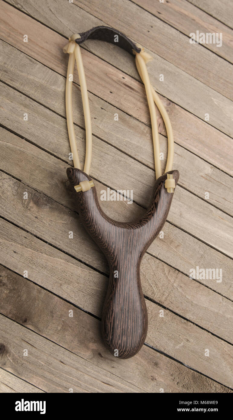 Slingshot moderne sur une table en bois Banque D'Images