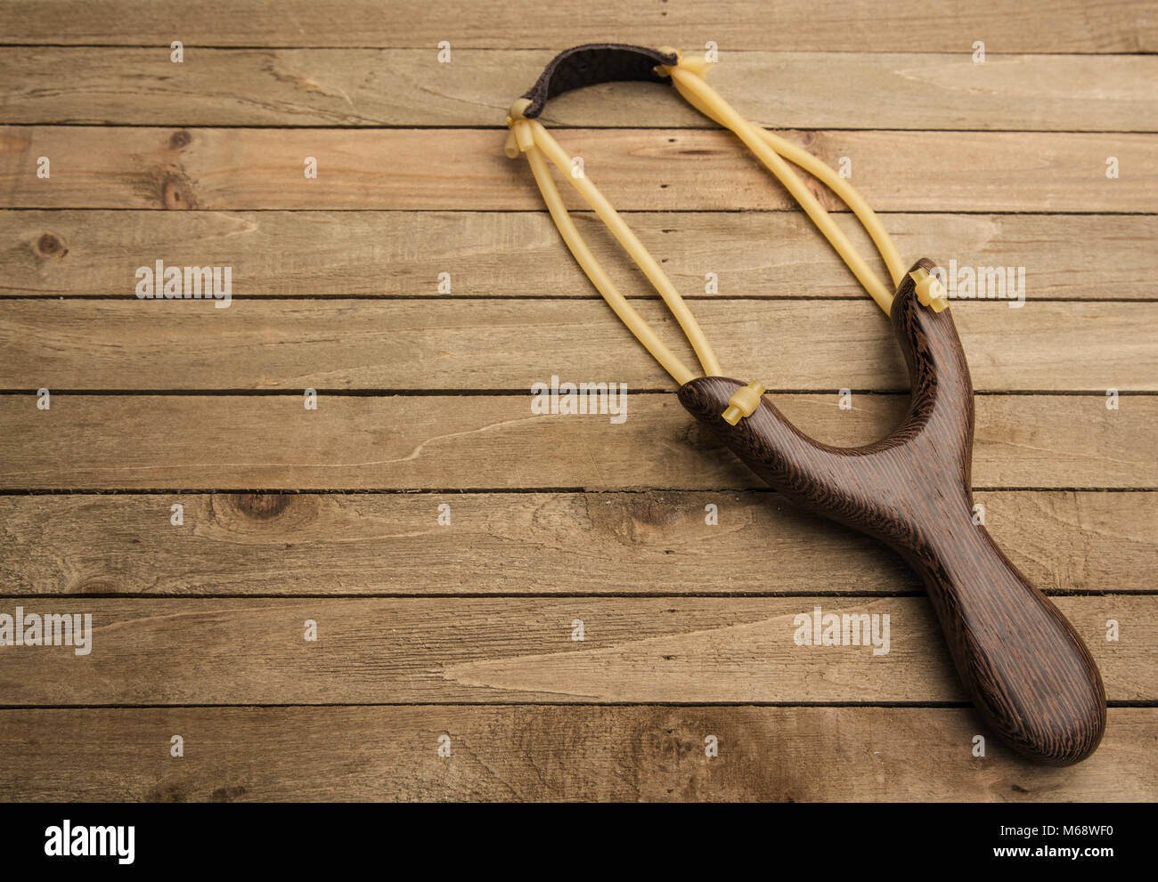 Slingshot moderne sur une table en bois Banque D'Images