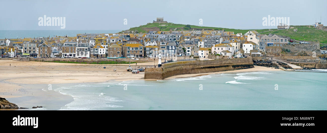 Image panoramique de la ville de St Ives et le port à marée basse révélant une plage de sable, Cornwall, England, UK Banque D'Images