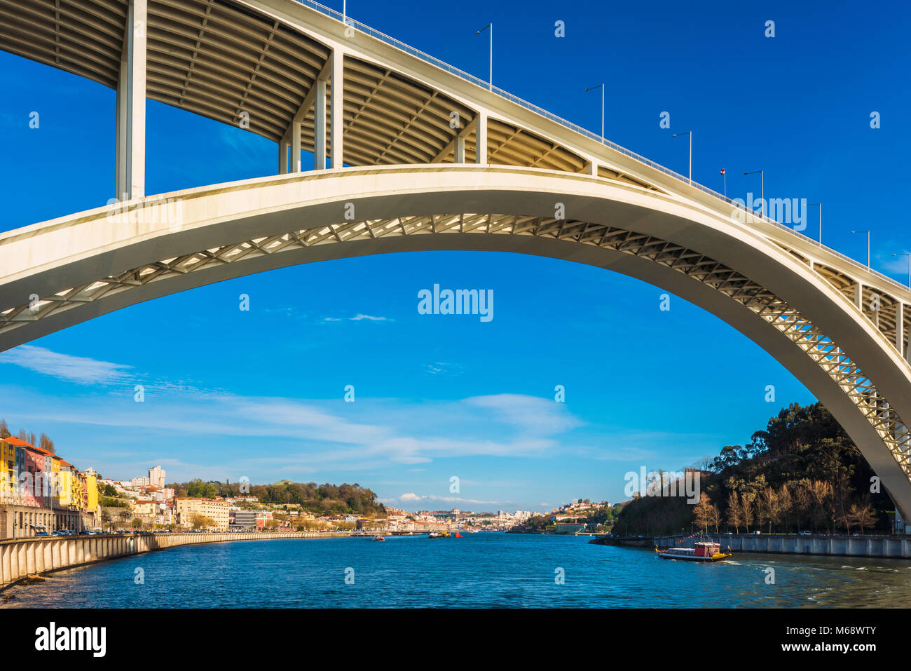 Pont Arrabida à Porto Portugal, traversant la rivière Douro, reliant Porto à Vila Nova de Gaia Banque D'Images