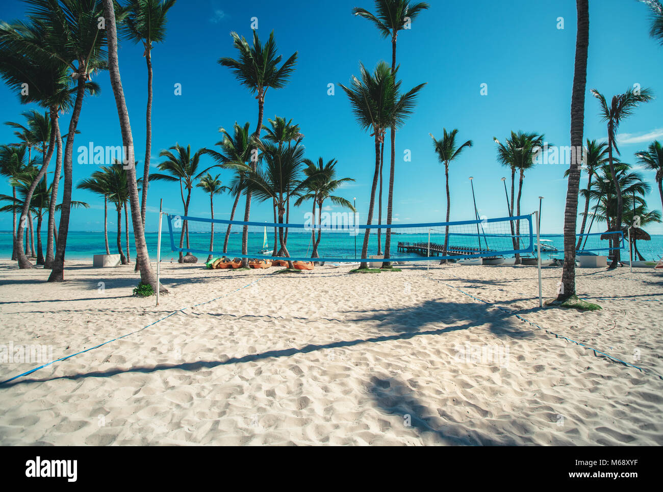 Filet de volley-ball sur la plage tropicale, mer des Caraïbes. Banque D'Images