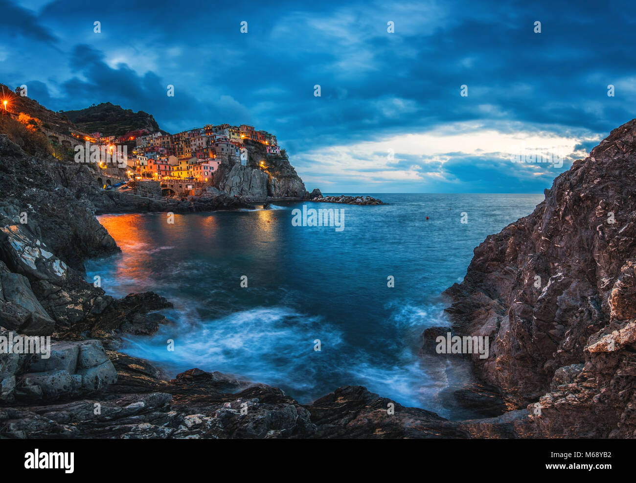 Manarola, Cinque Terre, Italie. Manarola village au coucher du soleil. Banque D'Images