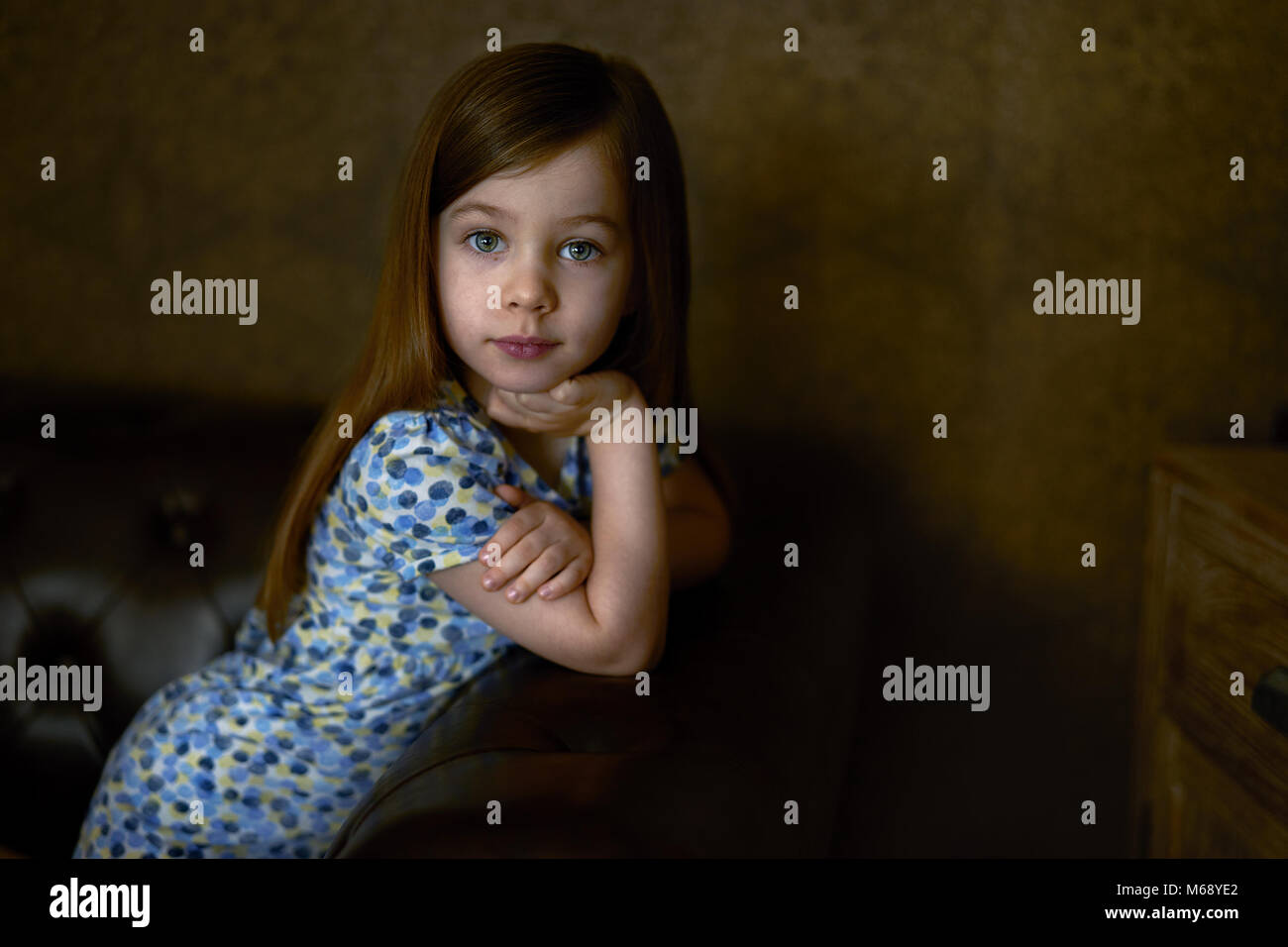 Portrait de petite fille sur fond sombre Banque D'Images