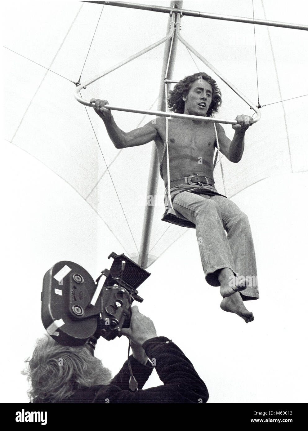 Ken Russell prend la caméra filmant Roger Daltrey dans Tommy sur la Marlborough Downs en 1974 Banque D'Images
