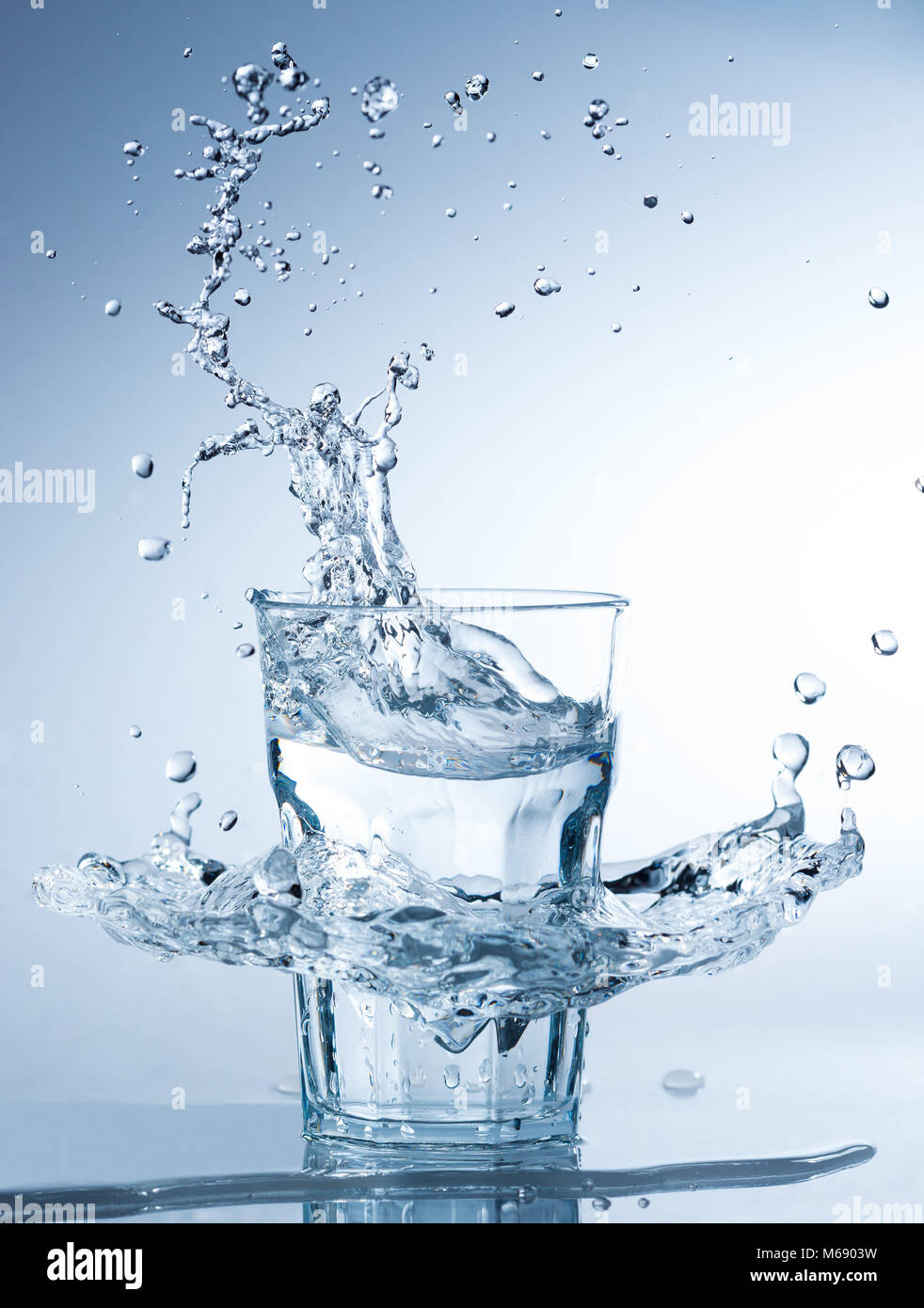 Big Splash sur un verre d'eau Banque D'Images