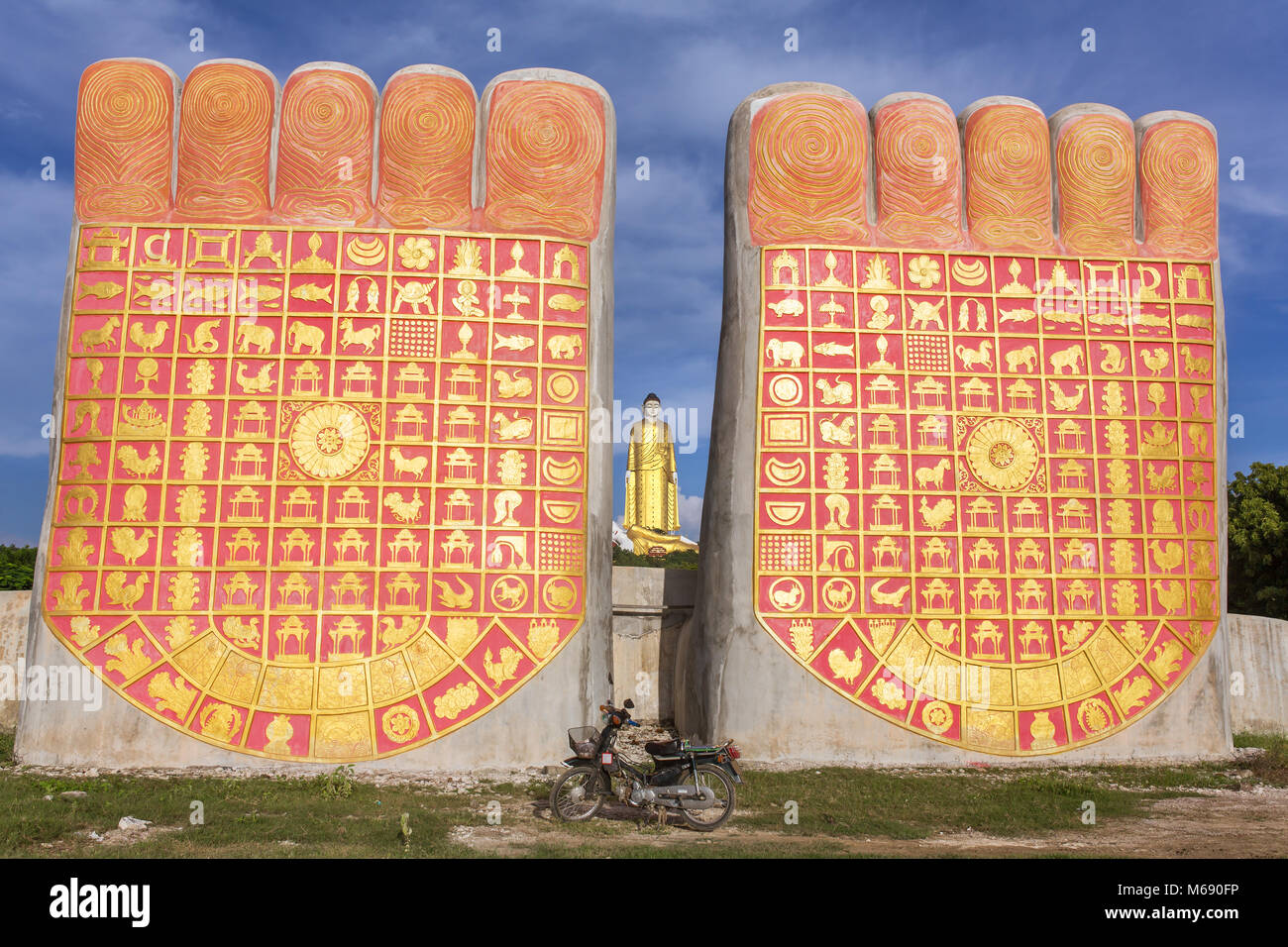 Laykyun Sekkya à Monywa, Myanmar. Tataung Bodhi Bouddha Debout est la deuxième plus haute statue au monde. Banque D'Images