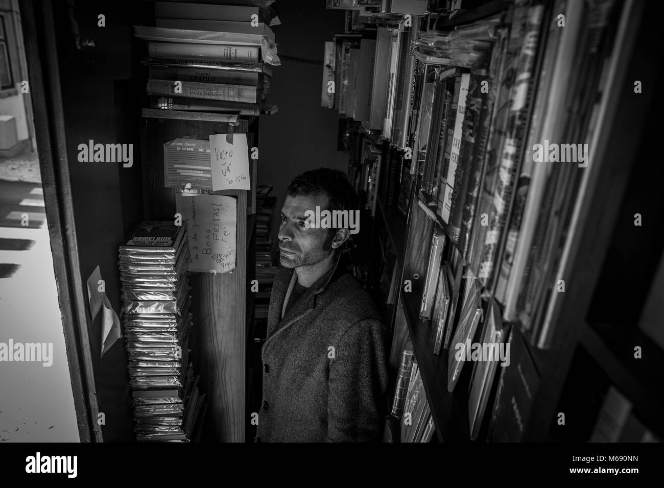 Simao Carneiro, propriétaire de ce qui est probablement la plus petite librairie dans le monde entier, à Lisbonne, Portugal. Banque D'Images