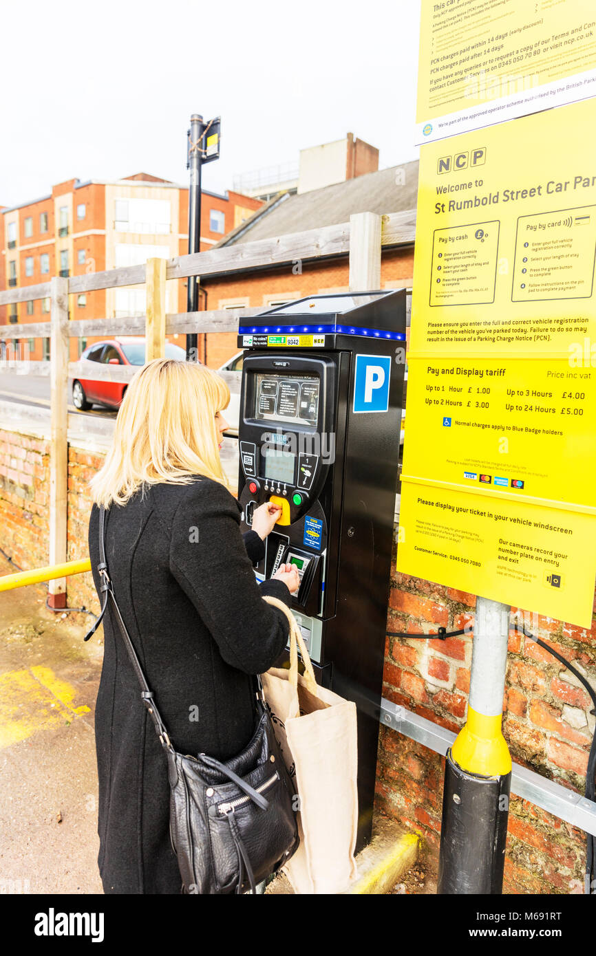 Dame l'achat ticket de parking, femme l'achat ticket de parking, l'achat de ticket de parking, parking à l'aide de la machine, le choix du tarif du parking, parking, Banque D'Images