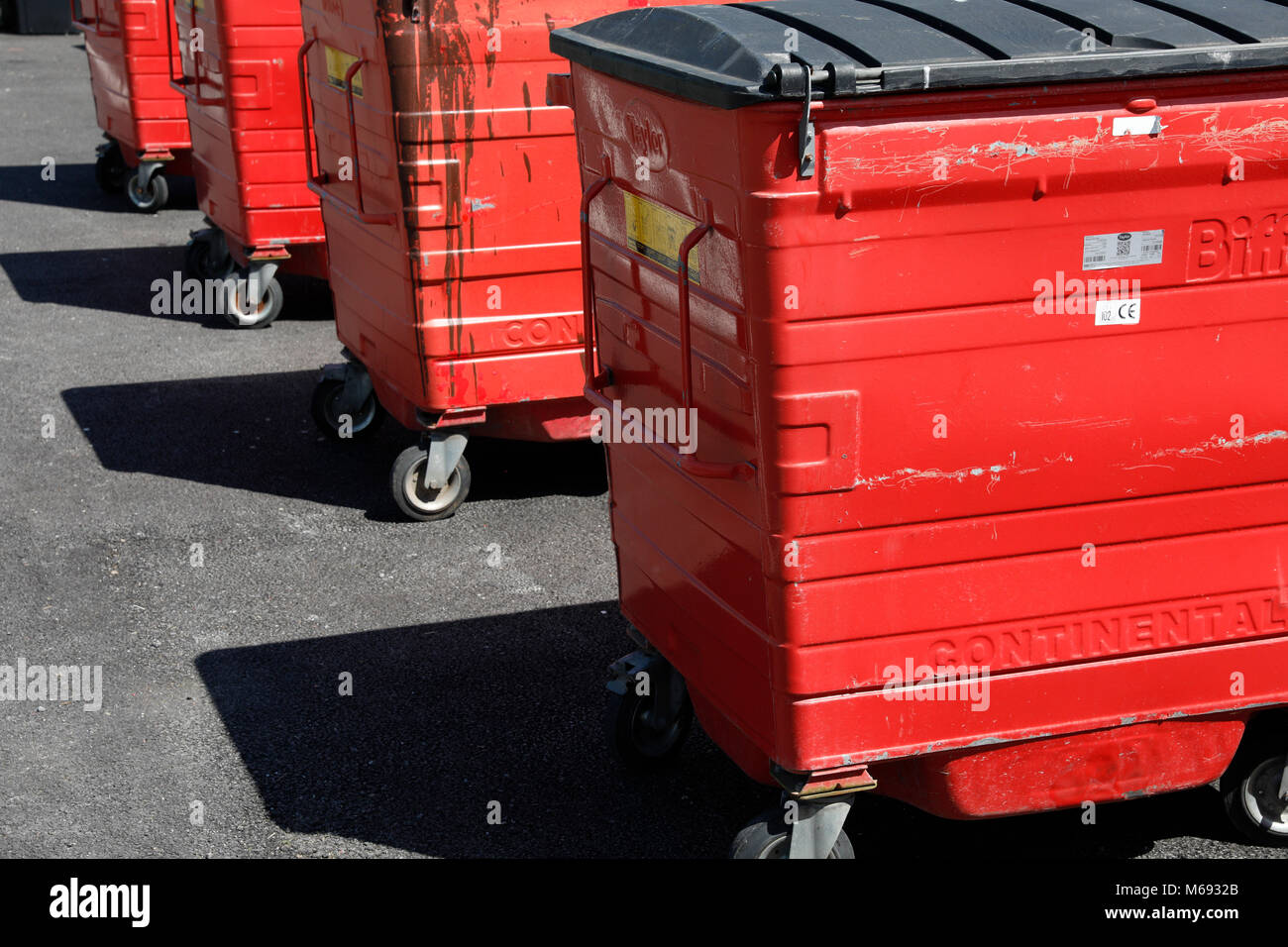 Swansea, Royaume-Uni. 6e juillet 2017. La collecte de déchets rouge saute, autrement connu comme wheely bacs, à Broughton Farm Caravan Park, la péninsule de Gower, Swansea. Cr Banque D'Images