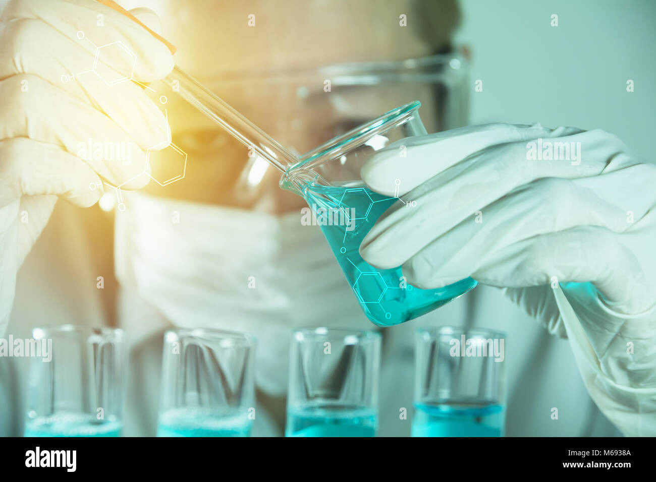 Chercheur au laboratoire de verre des tubes à essai chimique avec du liquide pour l'analyse médicale, pharmaceutique et , recherche scientifique concept. Banque D'Images