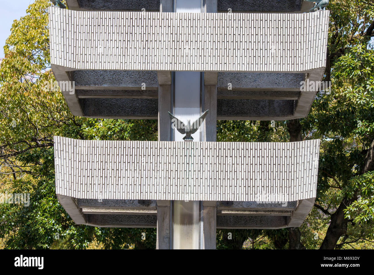 Une colombe de la paix sur la tour commémorative à la mobiliser les étudiants de l'Hiroshima Peace Memorial Park, Japon Banque D'Images
