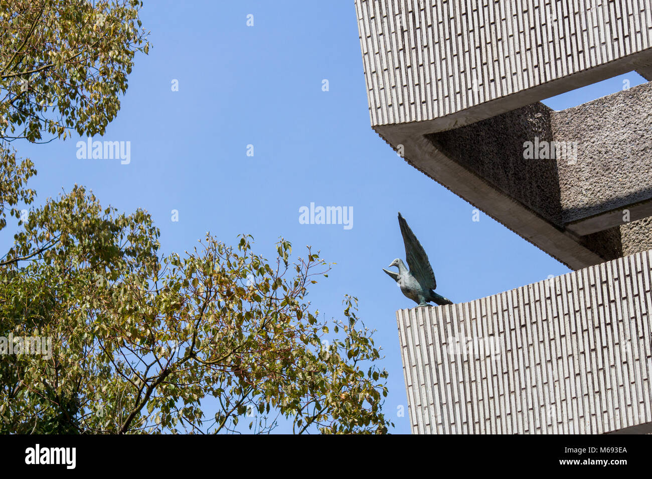 Une colombe de la paix sur la tour commémorative à la mobiliser les étudiants de l'Hiroshima Peace Memorial Park, Japon Banque D'Images