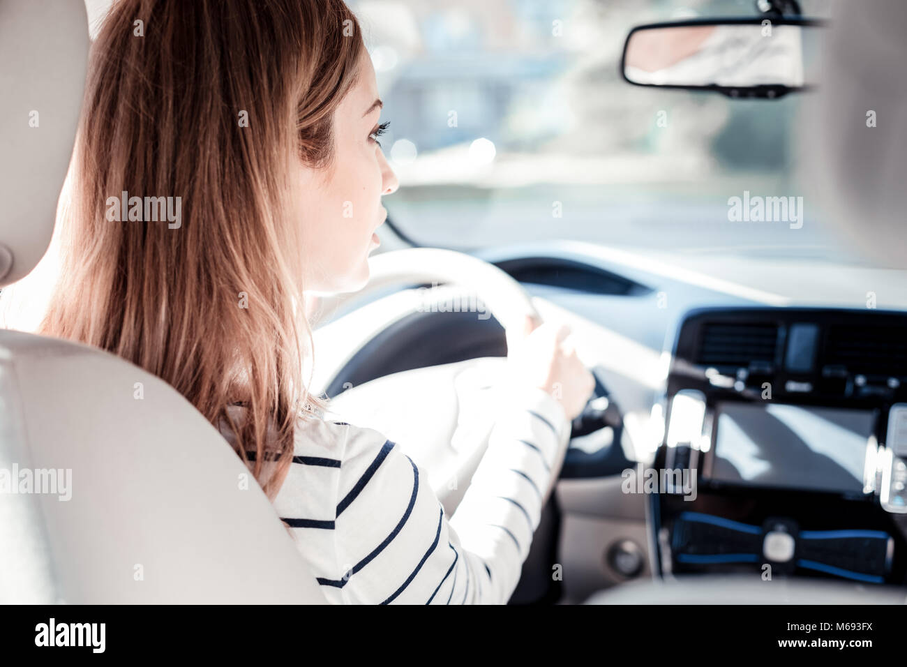 Une jeune femme tenant par helm à sur la route. Banque D'Images