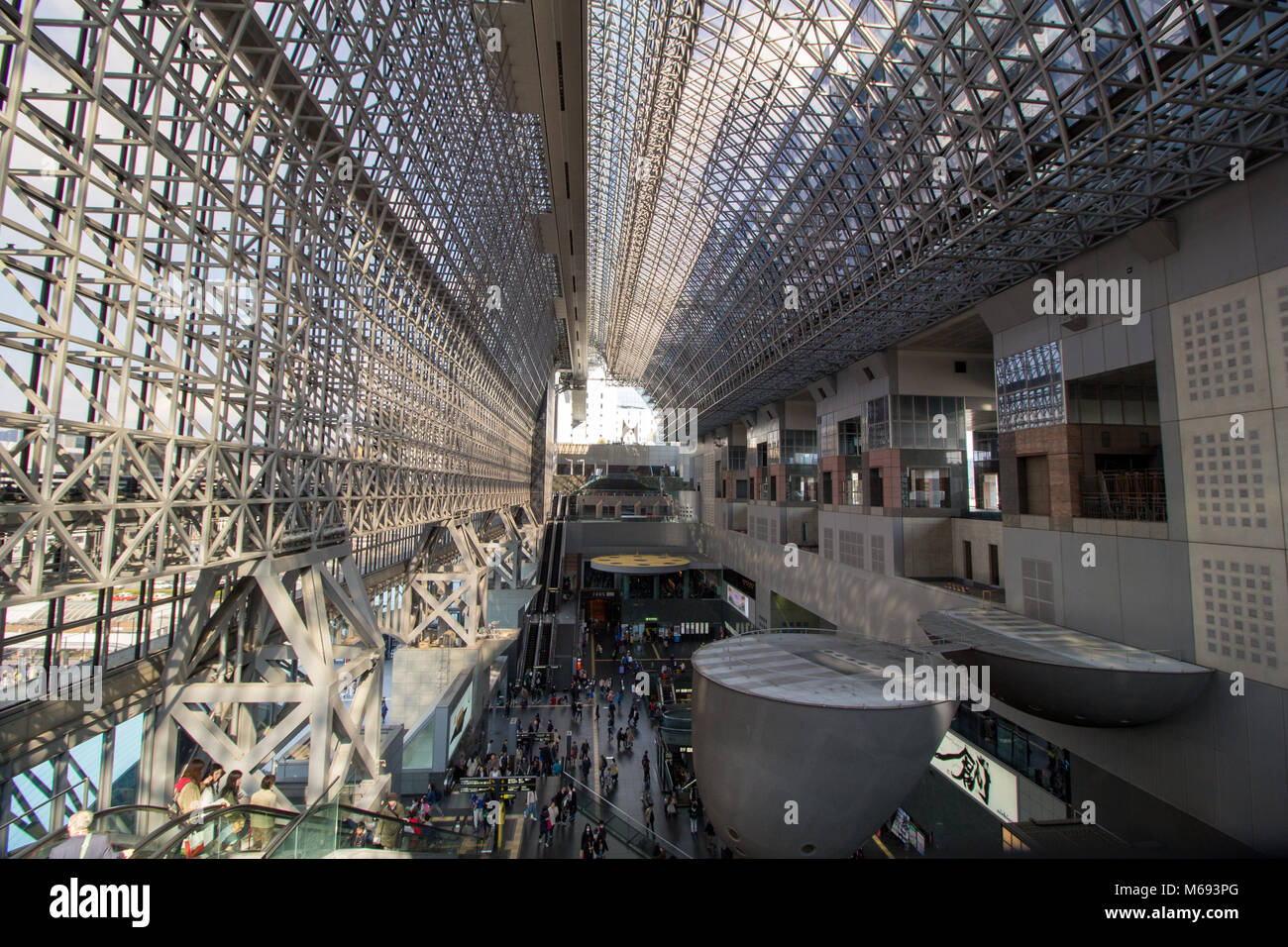 La structure moderne de la gare de Kyoto qui abrite un grand magasin et escaliers monumentaux Banque D'Images