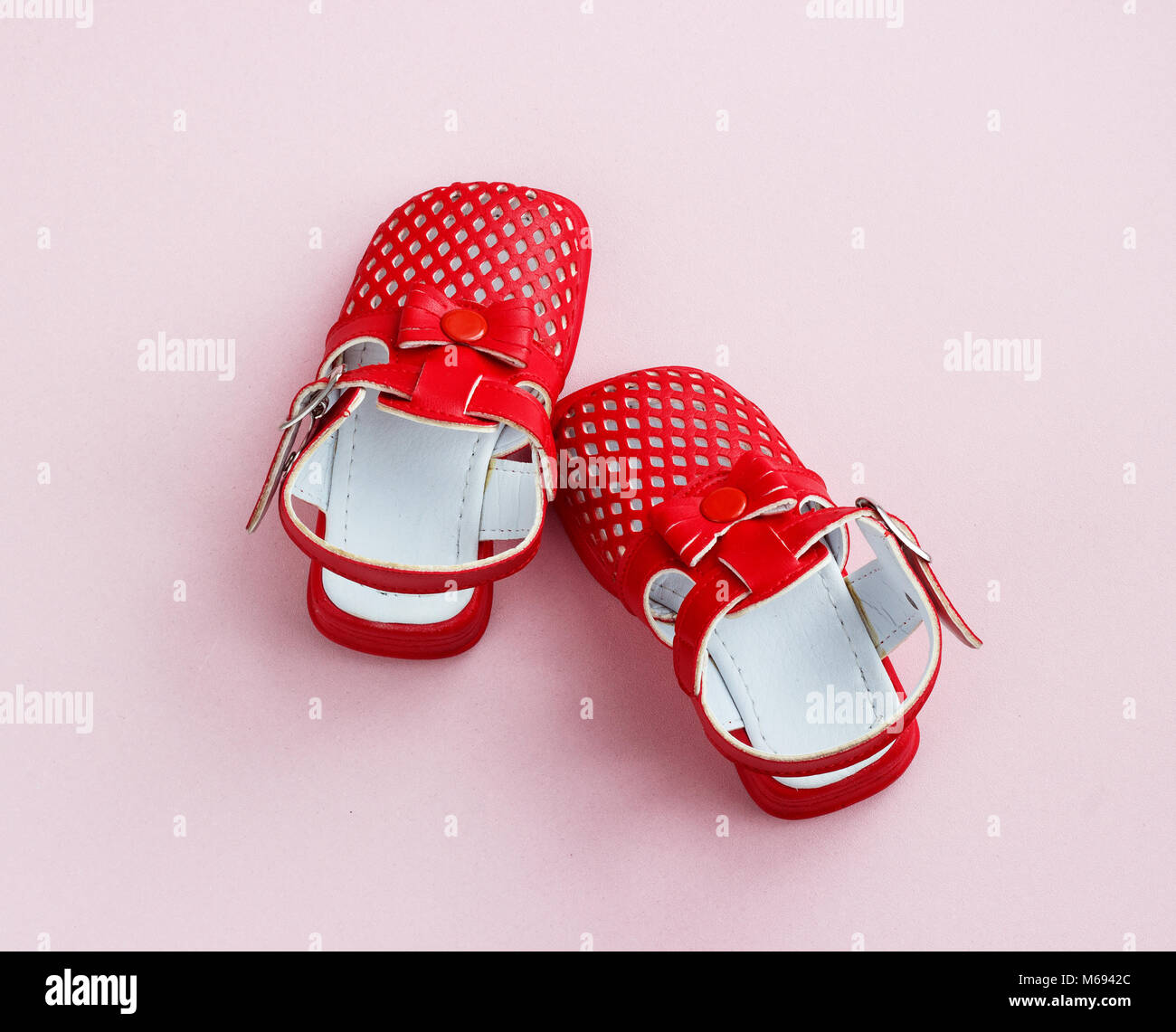 Les chaussures pour enfants sur un fond rose Banque D'Images